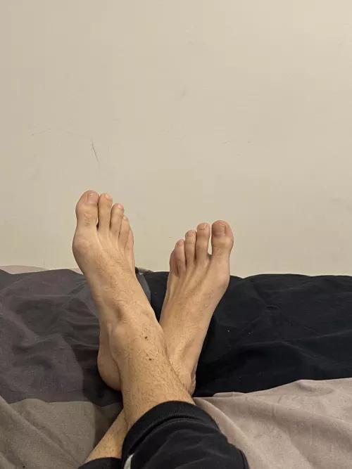 who is gonna give me a foot massage and then lick my toes ? by feetbyx