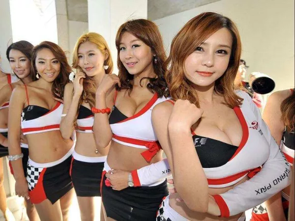 Who is the girl in the right side? Is ultra hot. Is I the 2010 Korean F1 GP