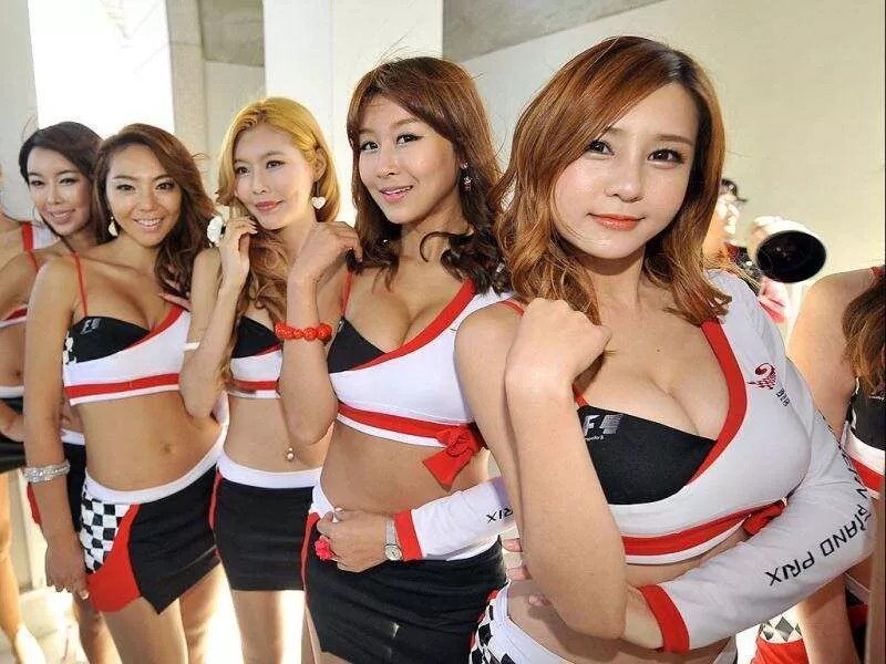 Who is the girl in the right side? Is ultra hot. Is I the 2010 Korean F1 GP posted by Taflore1