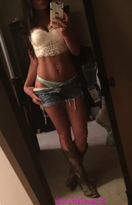 Who likes a cowgirl Milf in boots? 💁🏼‍♀️😉 by LittleDeviant91