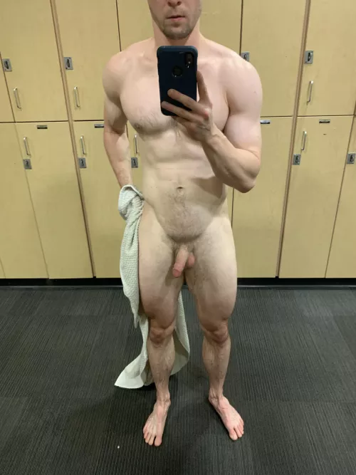 Who likes gym locker room nudes by fitmaster10