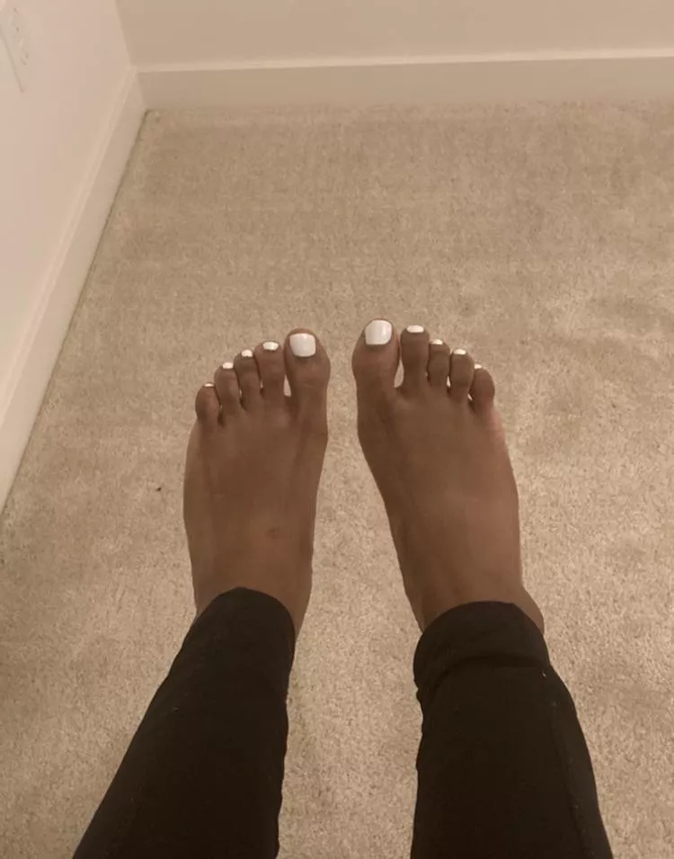 who likes my white toes 🥰🥰 posted by NightProfessional605