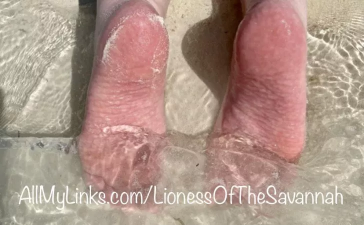 Who likes seeing sexy soles on the beach?! 🏝 DM me if you want to see more! 😋 by Savannahs_Feet