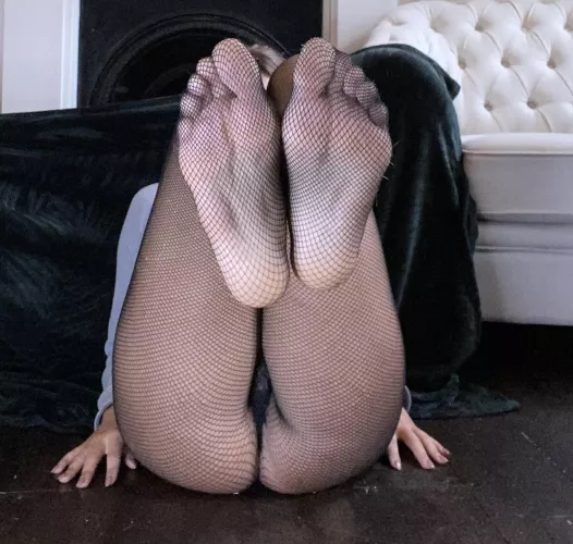 Who likes soles in fishnets? by scarlettssexyfeet