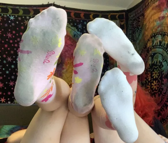 who likes to sniff stinky feet by MonaRed69pantirosex