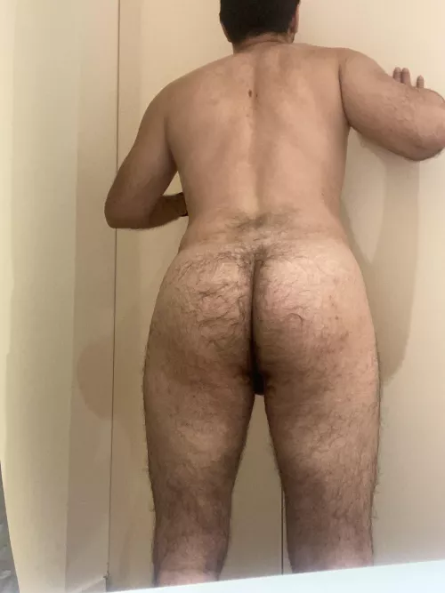 Who likes’em hairy;)? by gluteus2