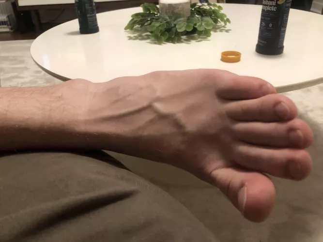 Who lives veiny feet? 😈😈 by twoguysfeet