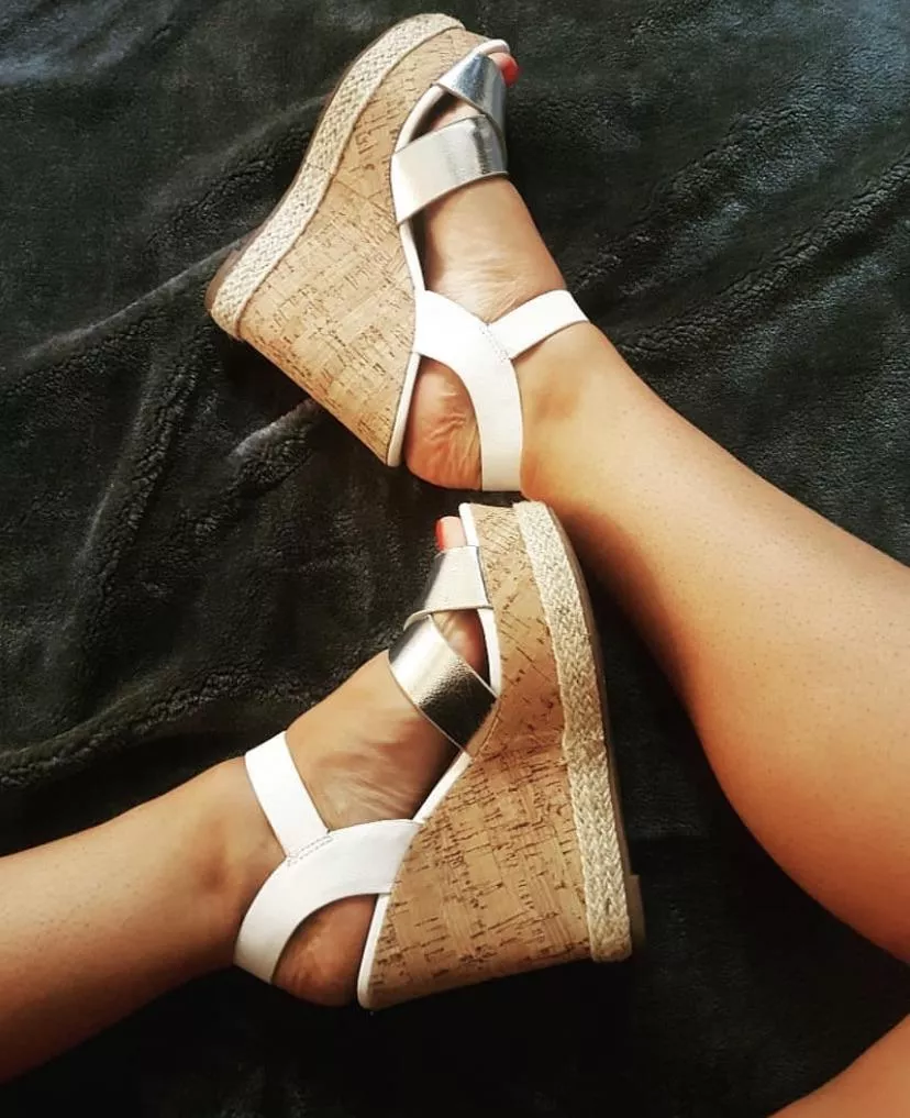 Who loves to see beautiful feet in heels? posted by RubyRoseFeet123