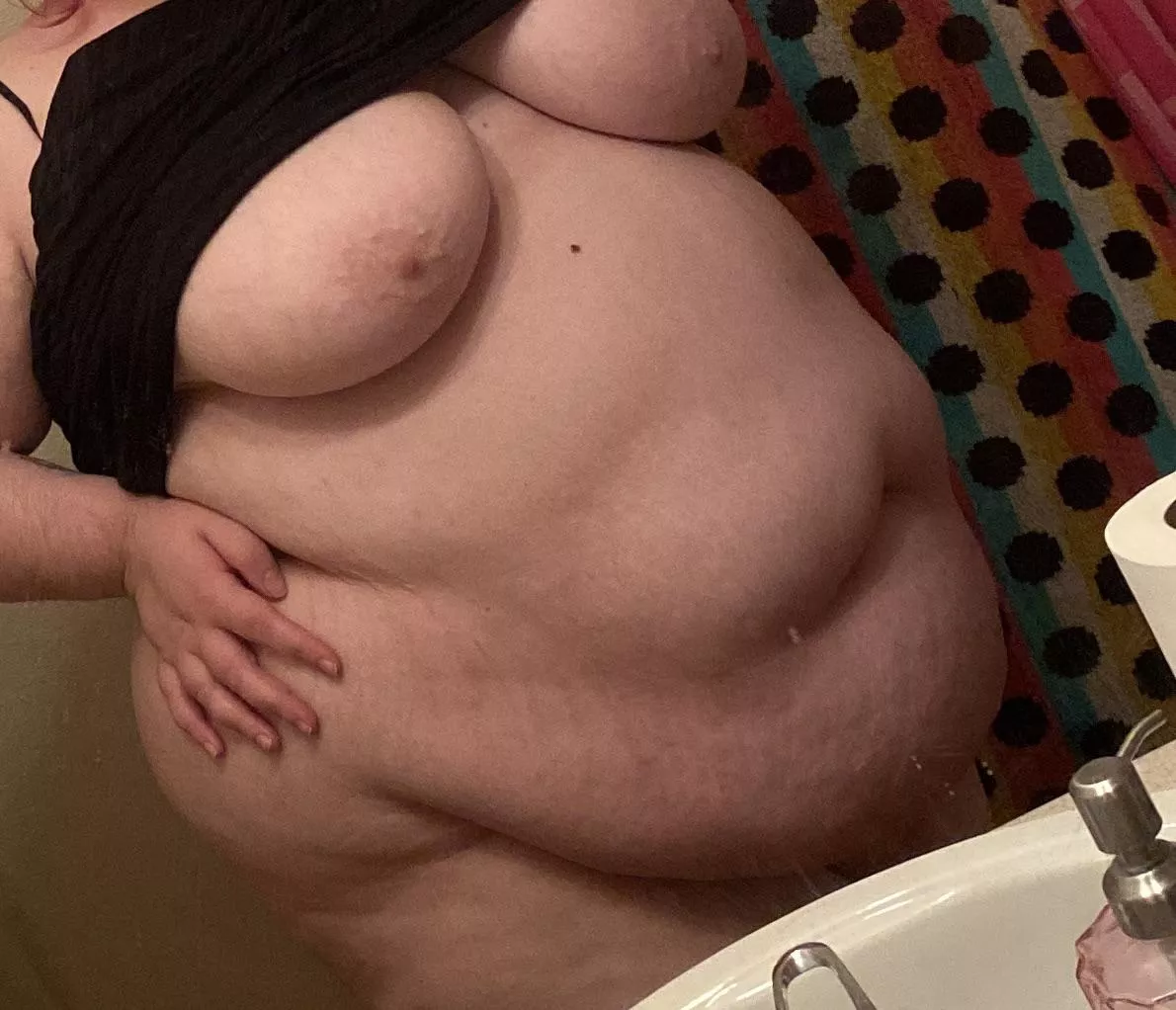 who loves tummy? 😍 posted by bbw__babex