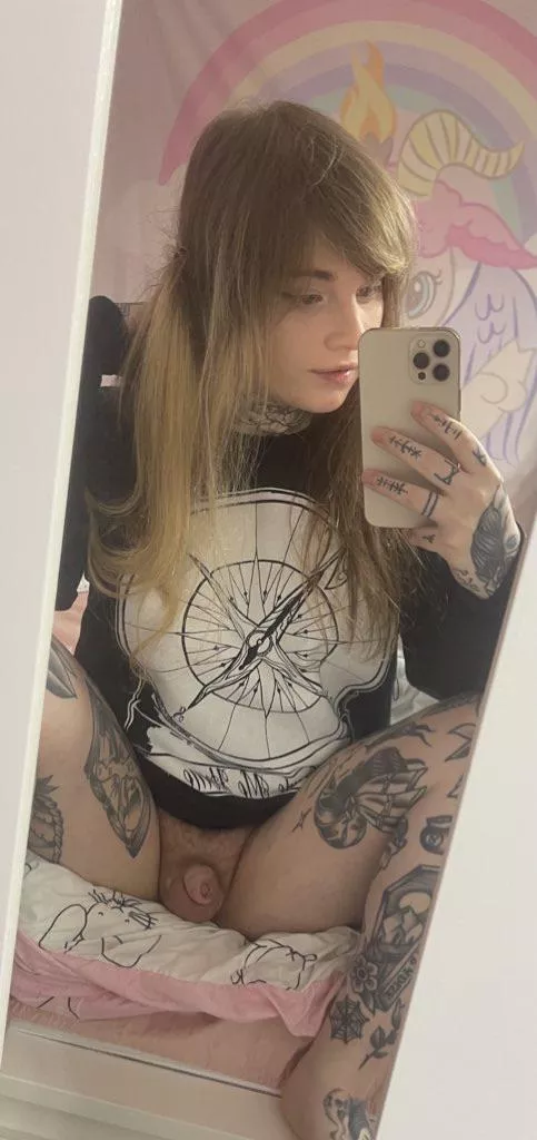 Who needs an emo gf? 🖤 posted by EmilyPiexo