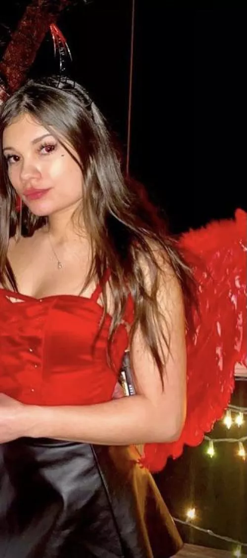 Who wana abuse with her and let the ones who owned her cry 🤤😏 by Outrageous-Tough-446