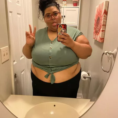 Who wanna feed me and sturff me tonight. Kik anabella680 by anabellafeedme