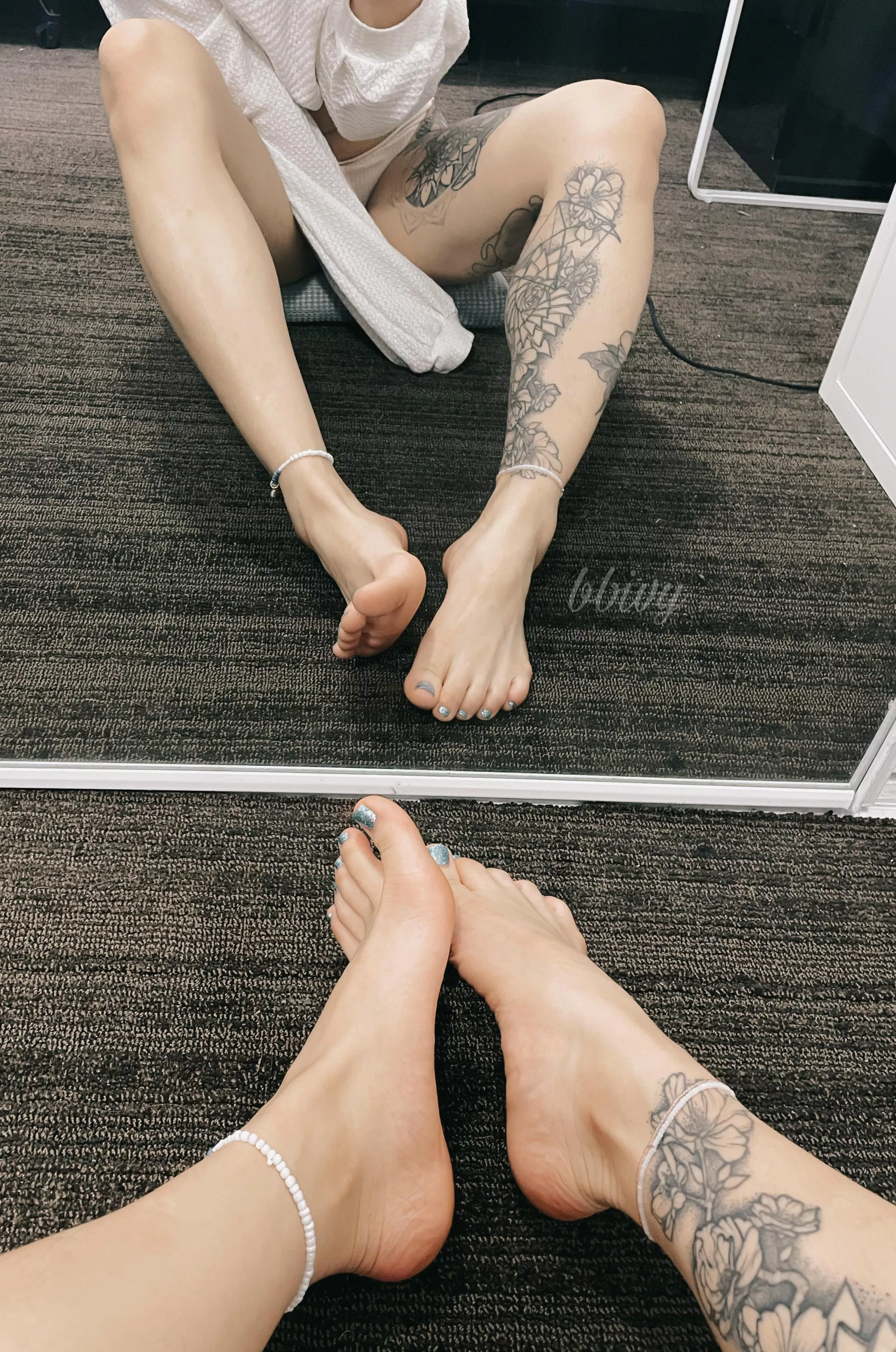 who wanna rub my feet!! 🥺 pls posted by bbivyx