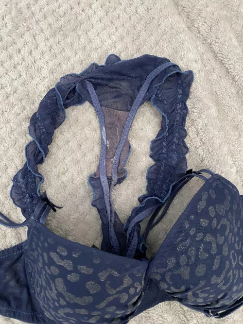 Who wants a sniff? 👃🍆 by pirateship-1