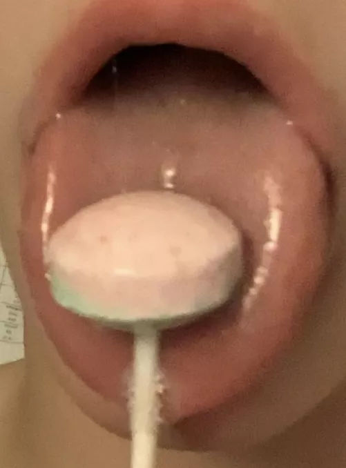 who wants licking 😘 by pinkymalinkyy