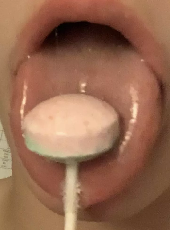 who wants licking 😘 posted by pinkymalinkyy
