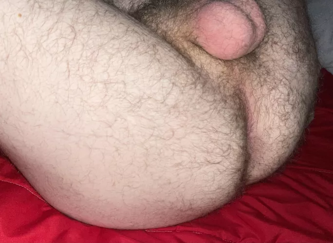 Who wants my fuzzy bum? by Lozeedozie