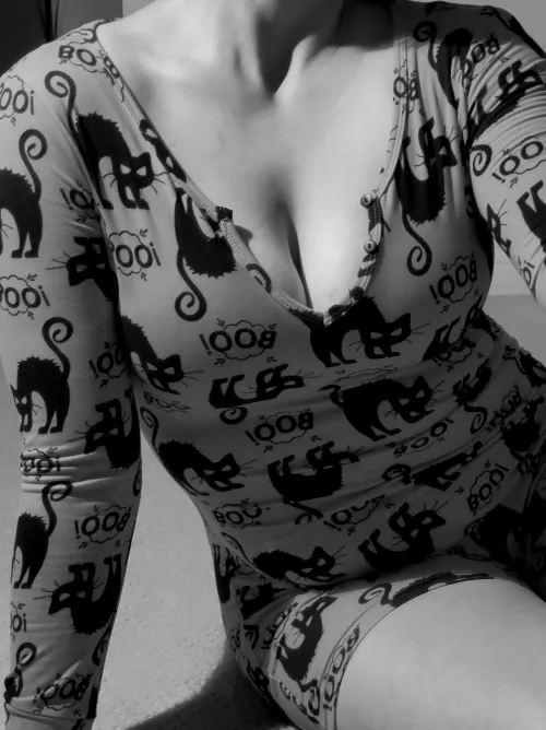 Who wants to be my Halloween snuggle date? by itskiralol