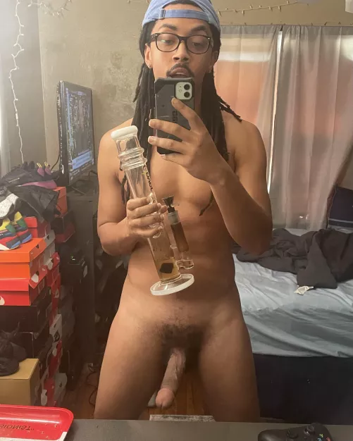 Who wants to be my valentine & do bong rips?❤️💨😍 by Loverboyzeek