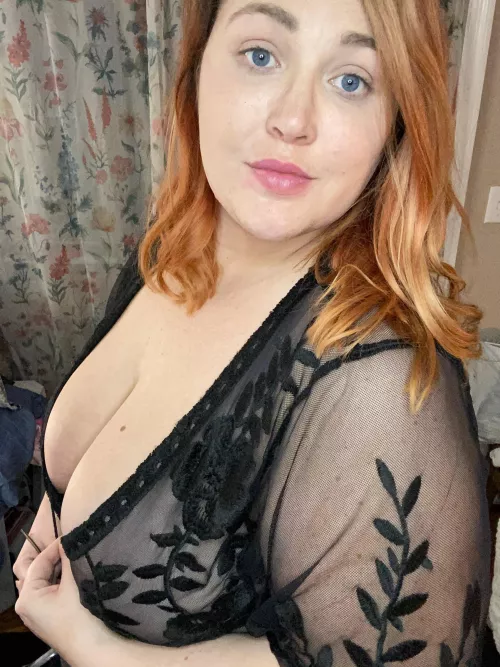 Who wants to come lay with me? by bbwlizzie_couple