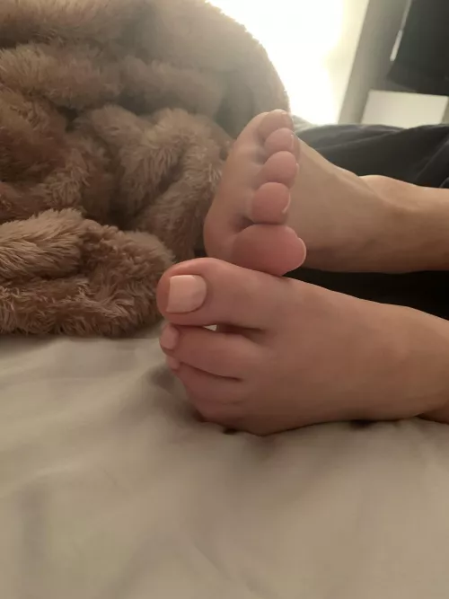 Who wants to cum on my toes? by illHaveSomeCakePlz
