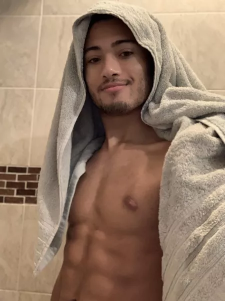 Who wants to dry me off? by ArsArcanumX