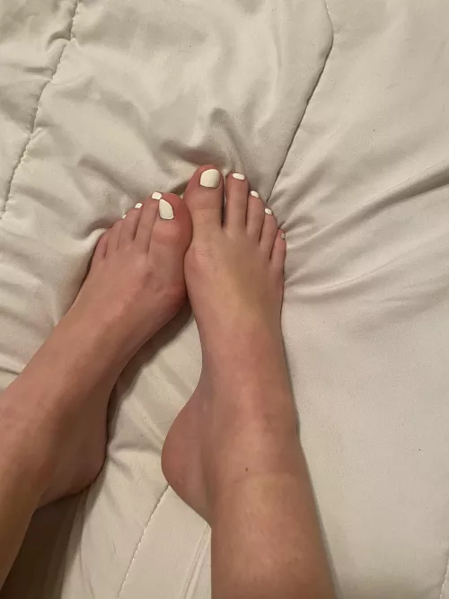 who wants to empty their load on my pretty feet? by sseebehtevas