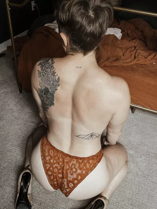 Who wants to follow the trail all the way down my spine? by kindafit_kindatatted