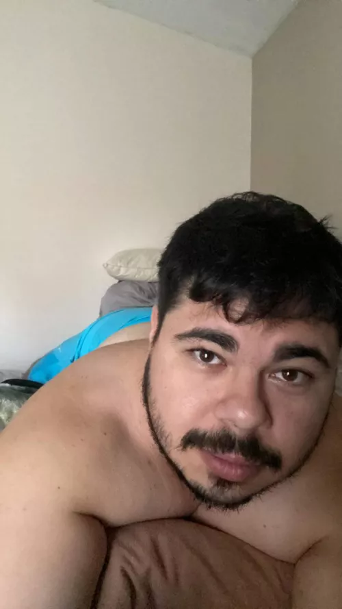 Who wants to get under me? by deadworldz