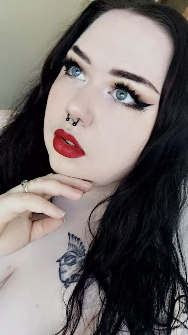 Who wants to give Snow White a kiss? 🍎 posted by cofagrigus666