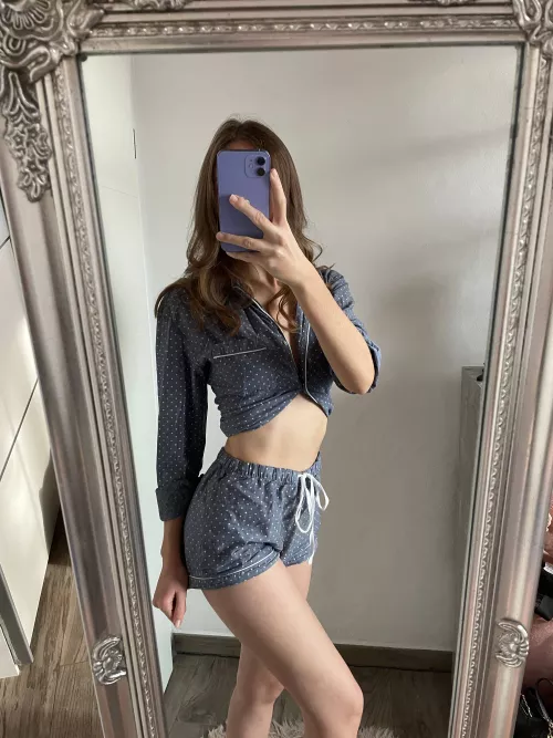 who wants to go to bed with me? 😇 by lovelyletiicia