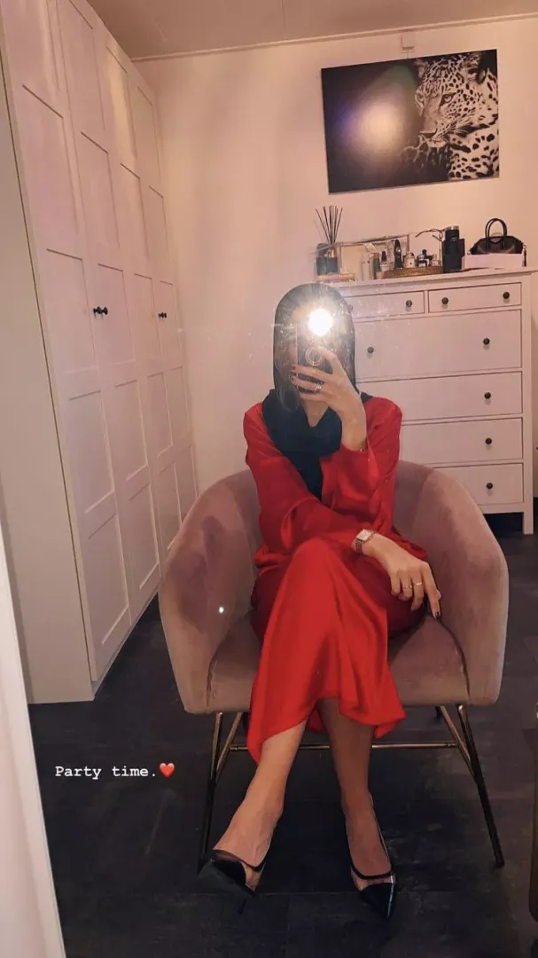 Who wants to grab my sister’s ankles 🤤😍 posted by TheArabslut