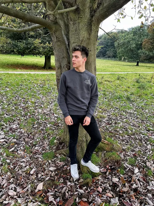 Who wants to kiss me against the tree 😘 by Xzese