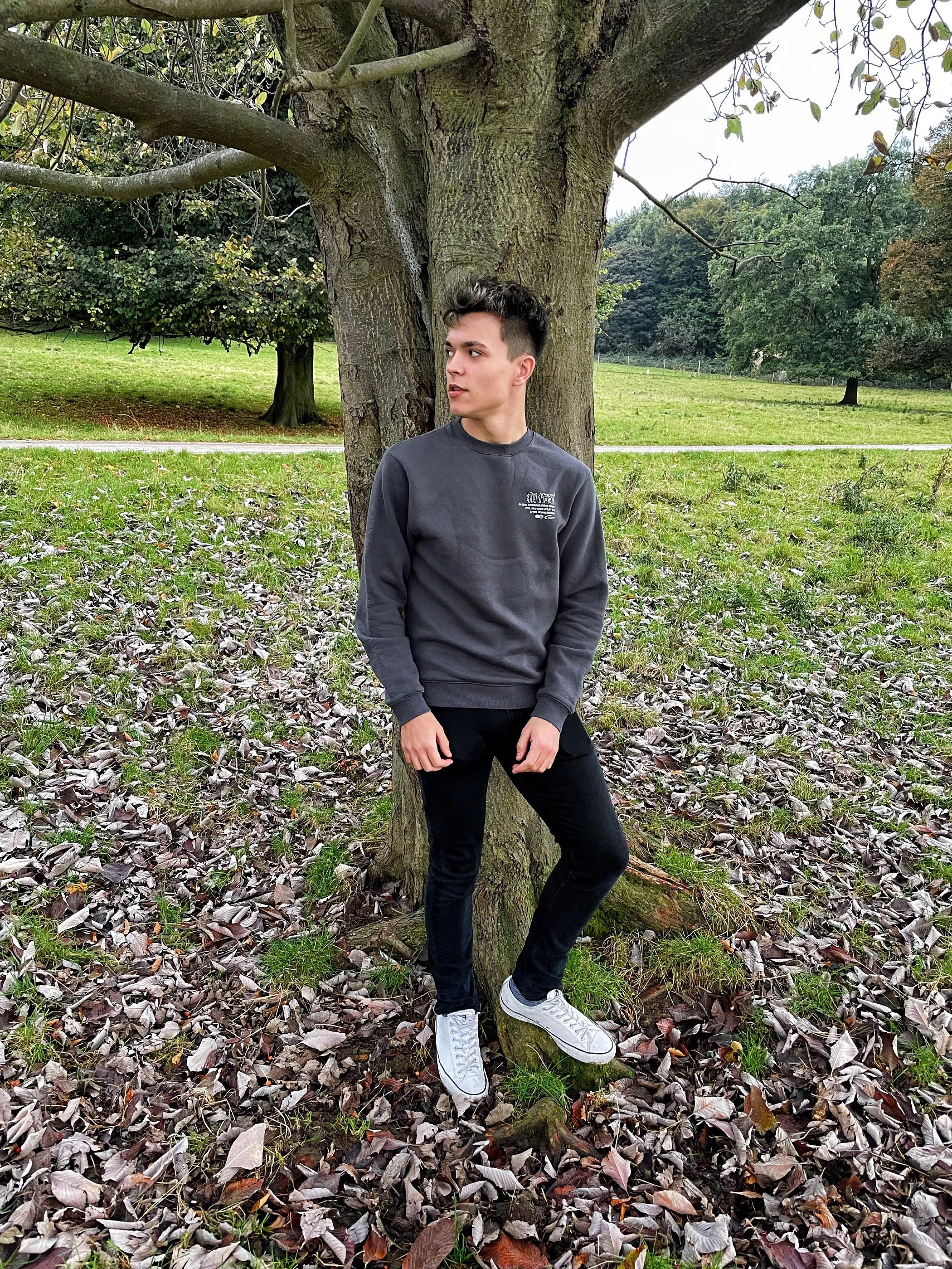 Who wants to kiss me against the tree 😘 posted by Xzese