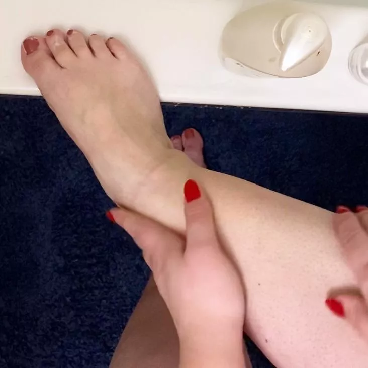 Who wants to lick my toes? Fresh out of the tub 😈 posted by KinkyKikicoven