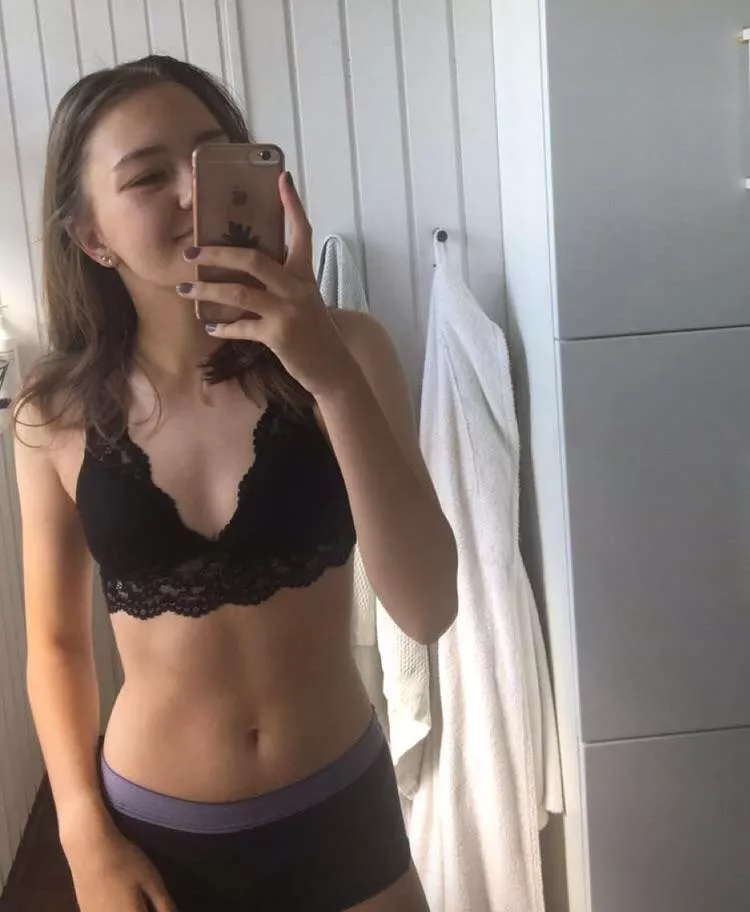 Who wants to peek the tip of their unprotected penis into my womb? ❤️❤️💕 posted by Sam_the_sweet