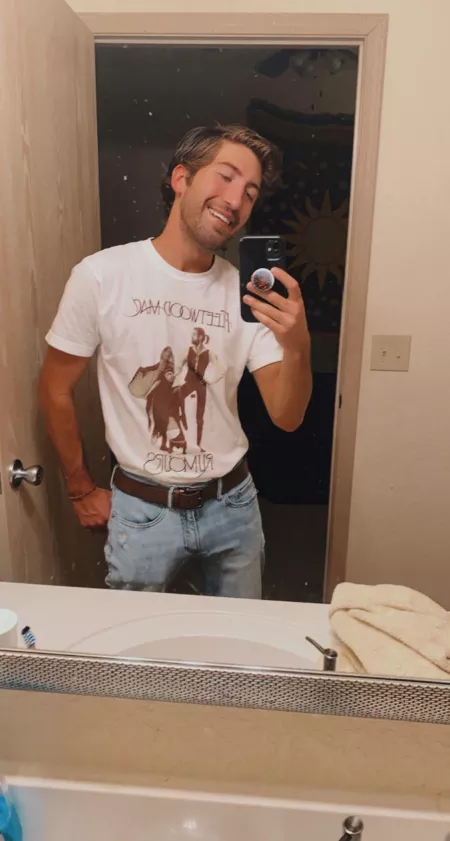 who wants to play video games and listen to fleetwood mac on repeat?🌞 by leogayy