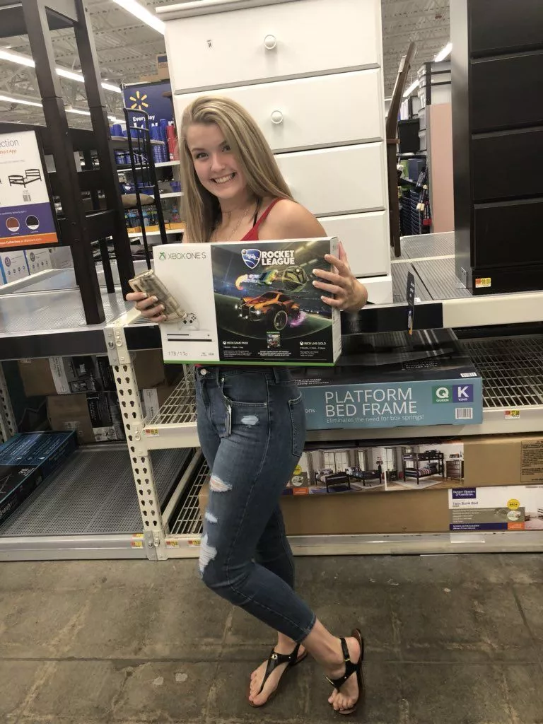 Who wants to play with her at the Xbox? posted by LucMerenda80