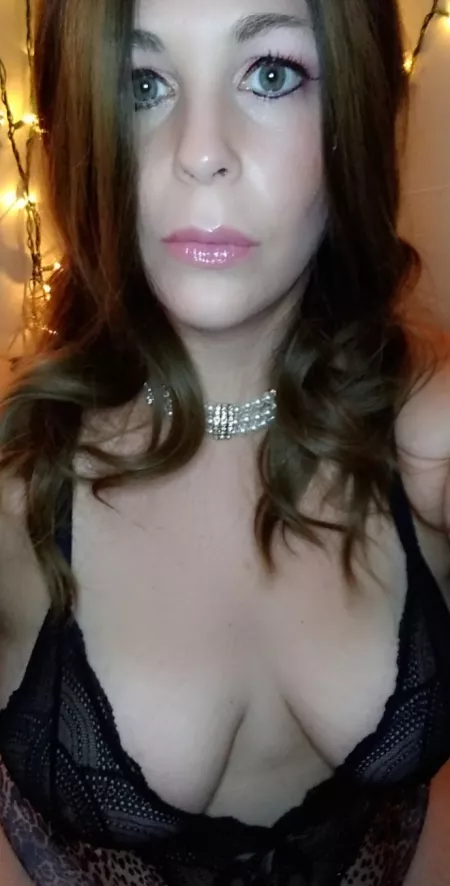 Who wants to play with me 😉 by BirdieVonCherri