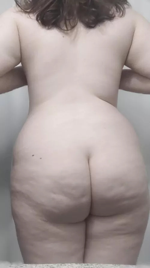 Who wants to play with me in bed today? by Full_figured_vixen