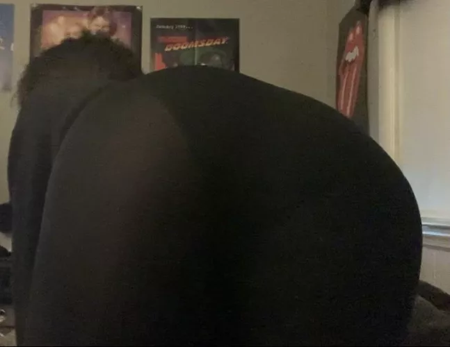 who wants to pull down my leggings and play with my ass :) by Fueteu