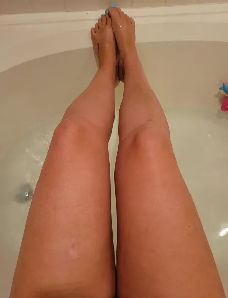 Who wants to see what's between these sunkissed MILF thighs? 🔥😎 [37] by DanikaJones420
