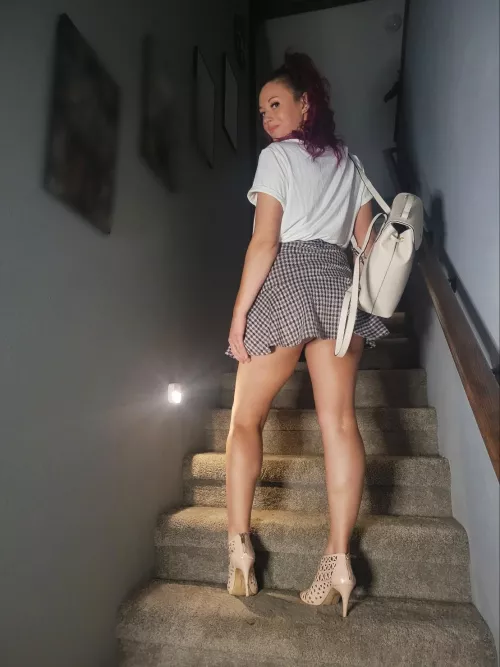 Who wants to see what's under the skirt ;) [F]29 by thatcuntrygirl524