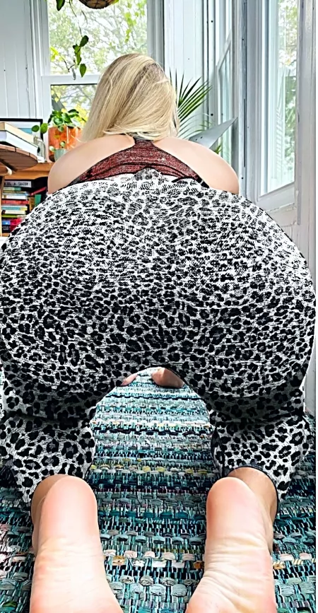 Who wants to seee underneath? by taurusplur