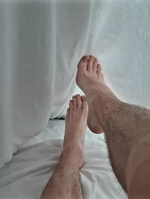 Who wants to sniff and worship my feet ??! by gayfeetcouple