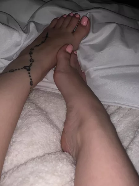 who wants to suck my toes by kuhmeelwhorehey