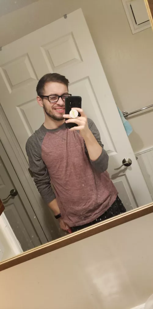 Who wants to try and teach me how to play Apex? 😅 by throwingthisgayaway