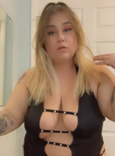 Who wants to watch me stuff myself naked tonight ??? Message me by lillyloveyouu