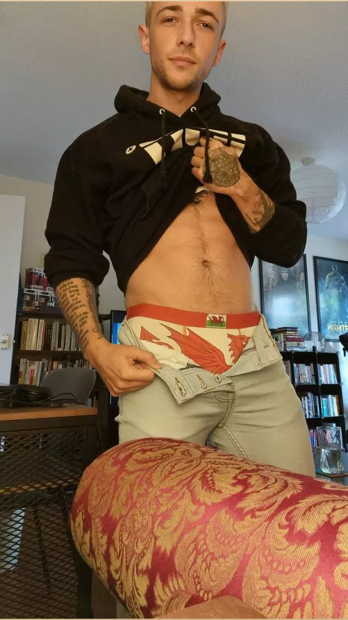 Who wants to watch Xmas movies with me? by MacinawPeaches