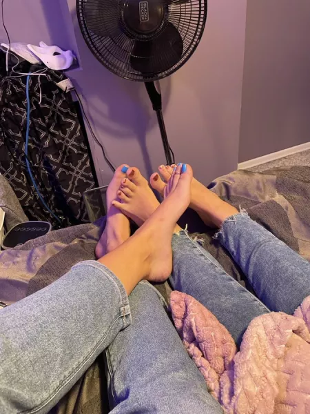 who wants to worship our feet? (feetypile) by jazzystoess